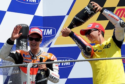 Jorge Lorenzo, con una camiseta con el número de Valentino Rossi, ducha con champán a Dani Pedrosa.