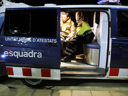 Imagen de archivo de un control de los Mossos d&#039;Esquadra en una unidad m&oacute;vil.