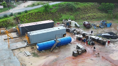 Autoridades mexicanas, localizaron una refinería clandestina que operaba sin los permisos adecuados y representaba un riesgo para los ecosistemas locales.