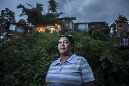 Yanara Tovar es una de esas madres que se toma muy en serio mantener la cordura en Catuche. “Cuando dimos el paso para pedir el fin de la violencia había madres a mi lado que habían perdido hasta cuatro hijos a tiros. ¿Cómo no íbamos las demás a colaborar en el mismo empeño? Si ellas tenían fuerza nosotras también. ¡No permitiremos una muerte más!”. Su hijo militaba en una de esas bandas. Hoy tiene un trabajo estable gracias al Acuerdo de Convivencia.