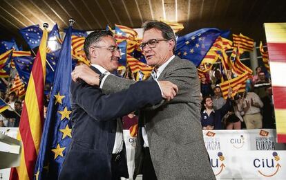 Ramón Tremosa abraza al presidente de la Generalitat Catalana, Artur Mas, en la campaña electoral.