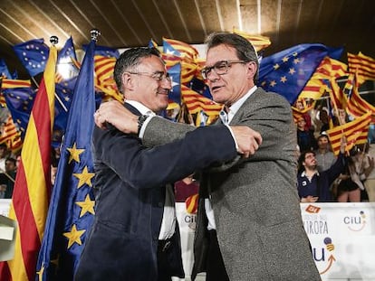 Ramón Tremosa abraza al presidente de la Generalitat Catalana, Artur Mas, en la campaña electoral.