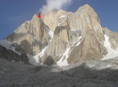 Imagen del Latok II. La flecha  indica el collado de la cara sur desde donde se intentará el rescate.