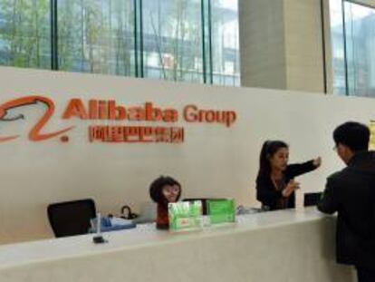 visitante es atendido en la recepción de las instalaciones del grupo chino Alibaba hoy en Hangzhou, provincia de Zhejiang (China).