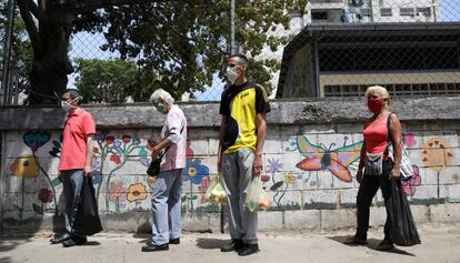 Personas con máscarIllas hacen fila en un mercado callejero de verduras en Caracas, Venezuela, el pasado 23 de abril de 2020.