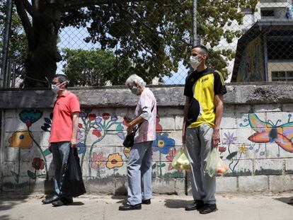 Personas con máscarIllas hacen fila en un mercado callejero de verduras en Caracas, Venezuela, el pasado 23 de abril de 2020.