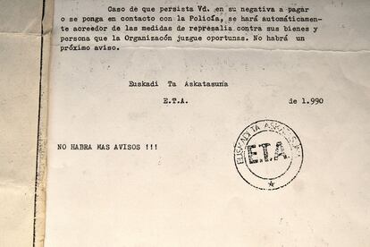 La historia del terrorismo arranca en 1960 y el Memorial la divide en tres etapas: dictadura franquista, transición y democracia. En la imagen una carta de extorsión de ETA.