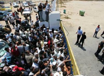 Palestinos de la franja de Gaza se concentran en el paso fronterizo de Rafah.