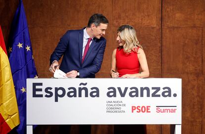 Pedro Sánchez y Yolanda Díaz firman el acuerdo entre PSOE y SUMAR en el Museo Reina Sofía, en Madrid, el pasado 13 de noviembre.