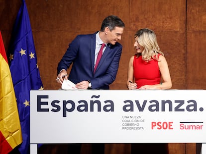 Pedro Sánchez y Yolanda Díaz firman el acuerdo entre PSOE y SUMAR en el Museo Reina Sofía, en Madrid, el pasado 13 de noviembre.