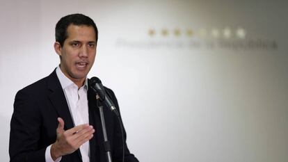 Juan Guaidó no domingo, durante entrevista coletiva em Caracas.