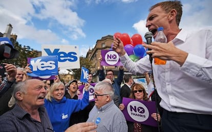 El diputado escocés laborista Jim Murphy hace campaña por el no a la independencia, el miércoles en la localidad escocesa de Dundee.