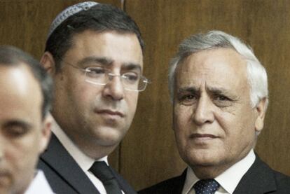 El expresidente Katsav llega a un tribunal de Tel Aviv para la lectura de la sentencia.