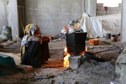 Seham Ali, de 15 años, en el piso de un edificio abandonado. Ha vivido aquí con su familia en los últimos 20 meses, desplazados por los combates en el centro de Taiz. En marzo de 2015, desde que se intensificó el conflicto, la gobernación de Taiz ha sido testigo de algunos de los enfrentamientos más intensos y prolongados. Obligados a huir de sus hogares, muchos viven en asentamientos improvisados y edificios abandonados.