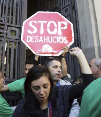 Un centenar de activistas de la Plataforma de Afectados por la Hipoteca (PAH) de toda Catalu&ntilde;a se manifestaban el lunes.