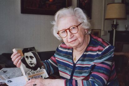 Miep Gies, con su libro <i>Recuerdos de Ana Frank,</i> en 1998.