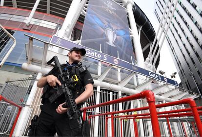 Un policía armado en una de las puertas del Estadio Nacional de Gales, donde se disputará la final.