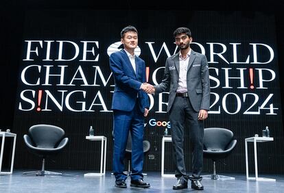 Ding y Gukesh este sábado, durante la inauguración del Mundial en Singapur