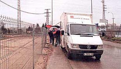 El autobús dispensador de metadona, aparcado en la vía de servicio de la carretera de Toledo el pasado viernes.