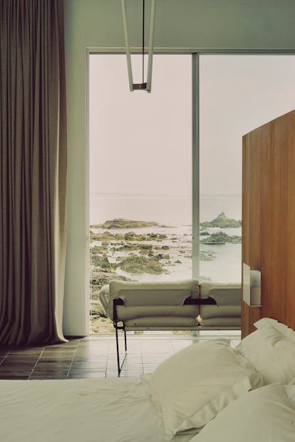 Las habitaciones tienen vistas a la playa de Corrubedo y al Atlántico. El sofá es un diseño del artista italiano Enzo Mari, y las luces, una creación de David Chipperfield.