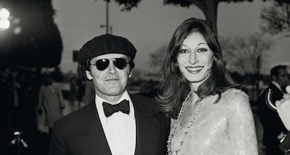 Huston, junto a su primer gran amor, el actor Jack Nicholson, en la ceremonia de los Oscar en 1976.