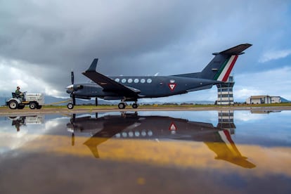 En este avión de la Fuerza Aérea Mexicana van los bidones con yoduro de plata líquido que se dispersan sobre las nubes para aumentar las precipitaciones.