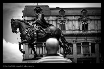 En 1979, con el traslado aquí de la escultura ecuestre de Carlos IV del Manuel Tolsá, la plaza tomaría el nombre del arquitecto español. El proverbial humor mexicano rebautizó pronto la pieza como El Caballito, dejando de paso a su penúltimo Borbón a la sombra, que terminaría quedando también como el nombre popular de la plaza. Tolsá es también autor del Palacio de Minería, en la esquina sur del espacio, obra maestra del neoclásico mexicano.