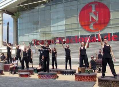 Los bailarines de claqué, protestando hoy en los jardines del Teatro Nacional de Cataluña