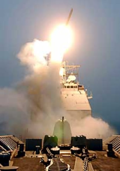 Lanzamiento de un misil Tomahawk desde el buque "Bunker Hill" de la marina de guerra estadounidense.