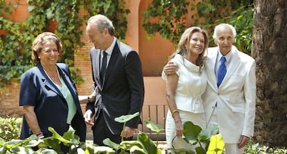 Alicia Koplowitz, junto a Santiago Grisolía, tras el acto al que también han asistido Alberto Fabra y Rita Barberá.