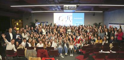 Jóvenes participantes en el Hack Day. Entre ellos había 100 universitarias.