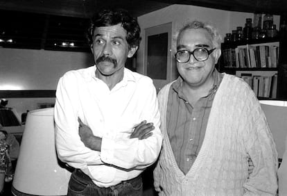 Francisco Toledo junto al escritor mexicano Carlos Monsiváis, en mayo de 1988. 