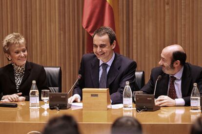 José Luis Rodríguez Zapatero, flanqueado por María Teresa Fernández de la Vega y Alfredo Pérez Rubalcaba, durante la reunión mantenida ayer en el Congreso con diputados y senadores socialistas.