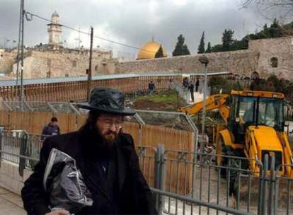 Un tractor llega a la mezquita de Al-Aqsa para realizar las obras en la explanada de las mezquitas.