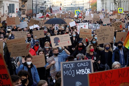 Séptimo día de manifestaciones en Varsovia contra el veto al aborto que restringe todavía más la interrupción del embarazo en Polonia, este miércoles.