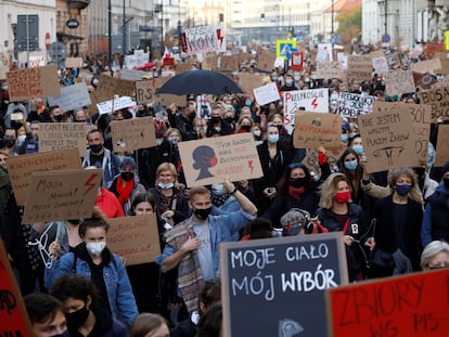 Séptimo día de manifestaciones en Varsovia contra el veto al aborto que restringe todavía más la interrupción del embarazo en Polonia, este miércoles.