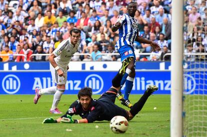 Gareth Bale marca el cuarto gol del Real Madrid en Riazor.