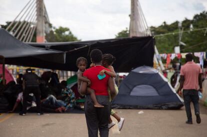 Más de 400 personas desplazadas por la crisis económica en Brasil permanecen varadas en la frontera con Perú desde hace una semana.