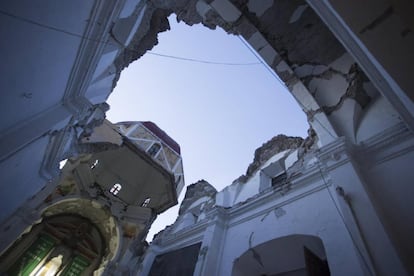 La iglesia de Santiago Apóstol en la población de Atzala, en el Estado de Puebla (México), tras el seísmo.