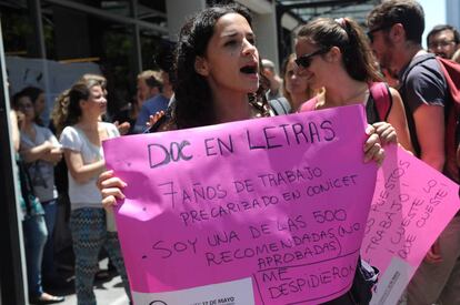 Una de las becarias que protestan frente a las puertas del ministerio. 