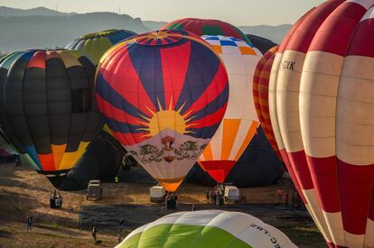 El European Balloon Festival de Igualada, el certamen que llena el cielo de la capital de la Anoia de globos aerostáticos, llega a la edición número 20. En la imagen, numerosos globos se preparan para volar en las afueras de Igualada.