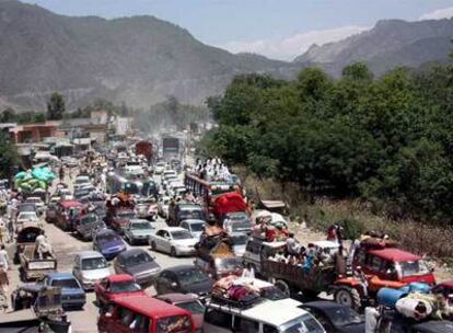 Miles de personas huyen del valle de Swat tras el levantamiento del toque de queda para permitir la salida de la zona de combates.