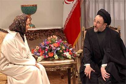 La ministra de Exteriores española, durante su entrevista de ayer con el presidente de Irán, Mohamed Jatamí.