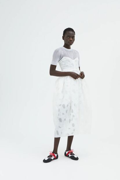 El romanticismo es una de las señas de identidad de la firma danesa Cecilie Bahnsen, así que, su versión del vestido de encaje blanco es una auténtica fantasía naíf. Nos encanta el contraste entre la ligereza del tejido y el volumen de su falda tulipán. 1.600 €