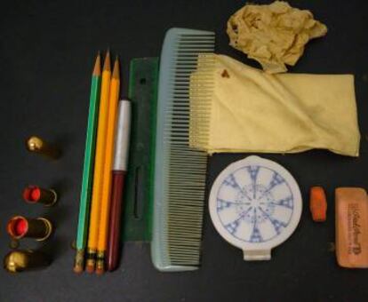 Algunos de los objetos encontrados: un peine, maquillaje, pañuelos y útiles de escritura.