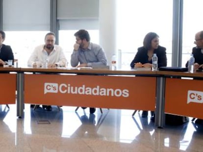 A la derecha, Fran Hervías, Susana Gaspar y Luis Fuentes, este lunes en la Ejecutiva de Ciudadanos.
