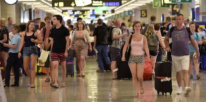 Turistas recién aterrizados en el aeropuerto de Palma de Mallorca.