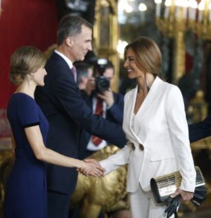 Letizia saluda a Mariló Montero, en la recepción del 12 de octubre.