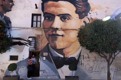 Retrato de Federico García Lorca pintado en la fachada de la casa natal del poeta en Fuentevaqueros (Granada).