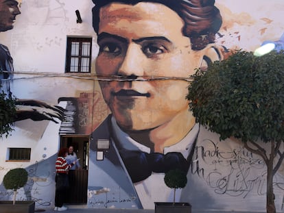 Retrato de Federico García Lorca pintado en la fachada de la casa natal del poeta en Fuentevaqueros (Granada).